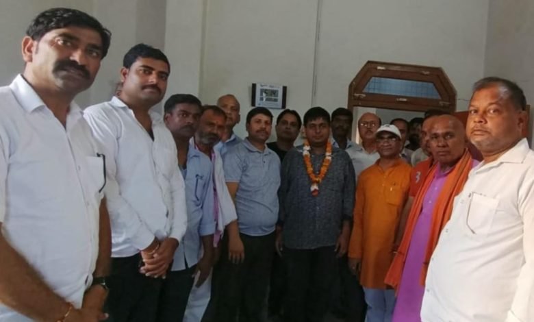 पीसीएस-जे में चयनित होने पर प्रतीक गुप्ता का अभिनंदन किया