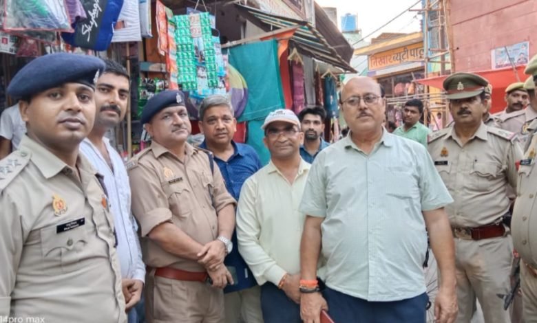 कासगंज: एएसपी जितेंद्र दुबे ने पैदल गश्त कर सुरक्षा व्यवस्थाओं का लिया जायजा