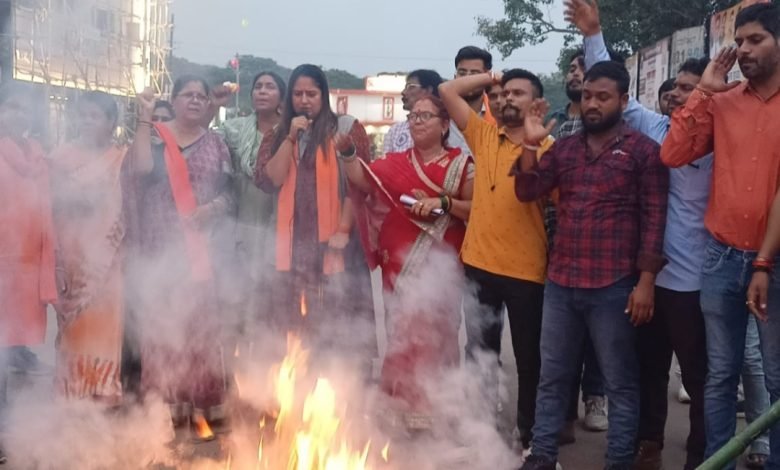 भिलाई:भाजपा ने सनातन धर्म पर टिप्पणी करने वाले डीएमके नेता उदयनिधि का पुतला दहन