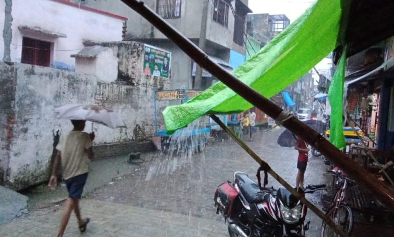 कासगंज: अमांपुर में दूसरे दिन रविवार को भी बरसात ने बढ़ाई परेशानी