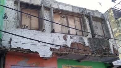 अमांपुर में जरा संभलकर गुजरें, गिर सकती है इमारत