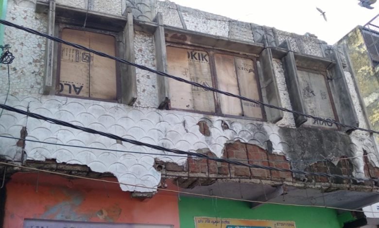 अमांपुर में जरा संभलकर गुजरें, गिर सकती है इमारत