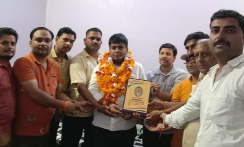 पीसीएस(जे) में चयनित होने पर प्रतीक गुप्ता का स्वागत किया पीसीएस(जे) में चयनित होने पर प्रतीक गुप्ता का स्वागत किया