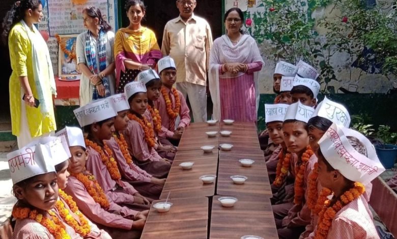 लखमीपुर प्रथामिक विद्यालय के बाल अध्यक्ष हिमांशु और बाल उपाध्यक्ष तान्या चुनी गई