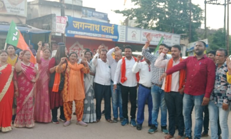 भारतीय जनता युवा मोर्चा ने फूंका मुख्यमंत्री का पुतला भारतीय जनता युवा मोर्चा ने फूंका मुख्यमंत्री का पुतला