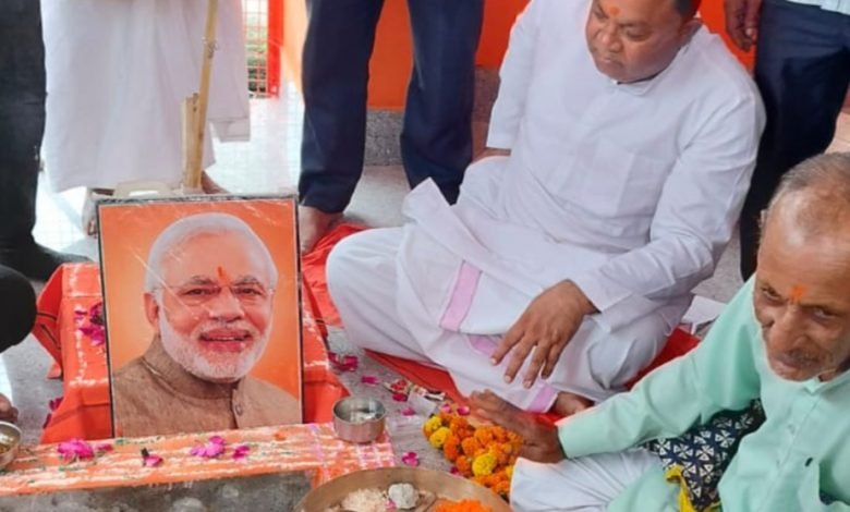 बदायूँ: नरेंद्र मोदी के जन्मदिन पर हवन कर लंबी उम्र की कामना की बदायूँ: नरेंद्र मोदी के जन्मदिन पर हवन कर लंबी उम्र की कामना की