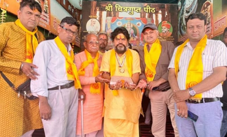 श्री चित्रगुप्त पीठ स्थल पर हो रहे द्वार निर्माण के साक्षी बने कासगंज के कायस्थ बंधु श्री चित्रगुप्त पीठ स्थल पर हो रहे द्वार निर्माण के साक्षी बने कासगंज के कायस्थ बंधु