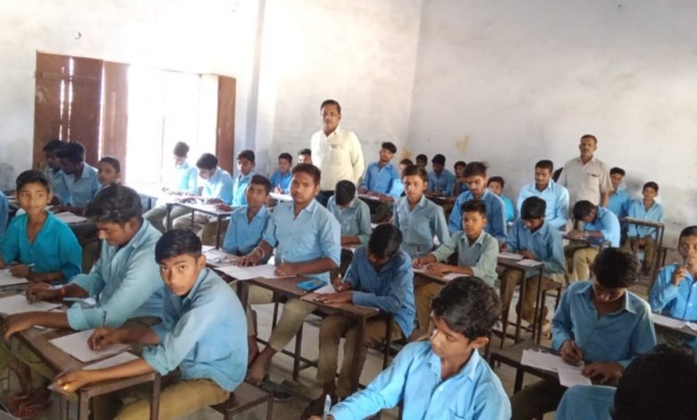 मक्खन लाल इंटर कालेज में अर्द्ध वार्षिक परीक्षाएं शुरू