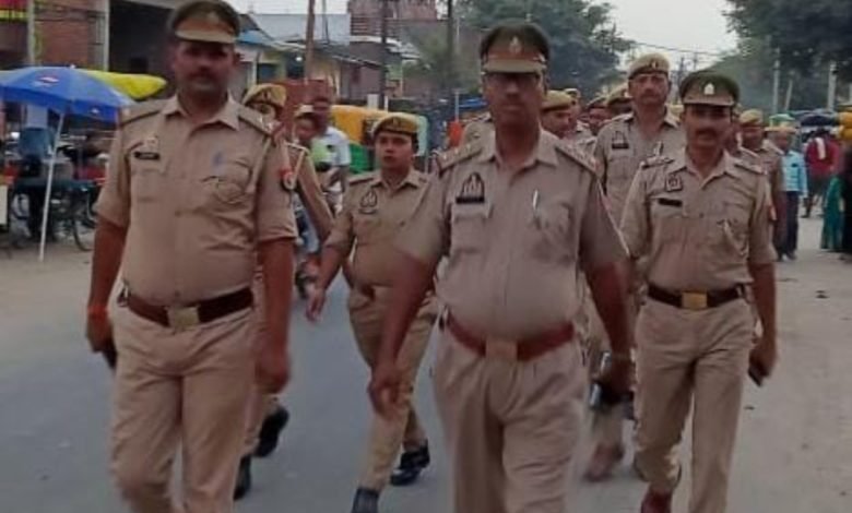 पुलिस ने पैदल फ्लैग मार्च कर दिया लोगों को सुरक्षा का संदेश