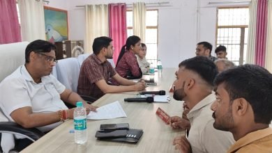 समाधान दिवस पर फरियादियों की सुनी समस्याएं