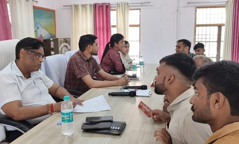 समाधान दिवस पर फरियादियों की सुनी समस्याएं