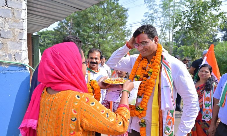 भिलाई की जनता को देवेंद्र यादव पर विश्वास, लोगों ने कहा देवेंद्र नेता नहीं भिलाई का बेटा है