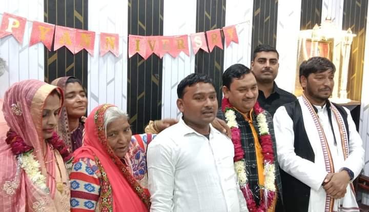 विधायक हरिओम वर्मा ने कार्यकताओं संग केक काटकर मनाई शादी की सालगिरह विधायक हरिओम वर्मा ने कार्यकताओं संग केक काटकर मनाई शादी की सालगिरह