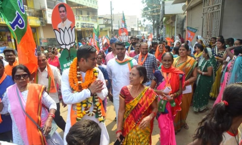 बीजेपी के प्रत्याशी ने जगह जगह किया जनसंपर्क, हुआ भव्य स्वागत बीजेपी के प्रत्याशी ने जगह जगह किया जनसंपर्क, हुआ भव्य स्वागत