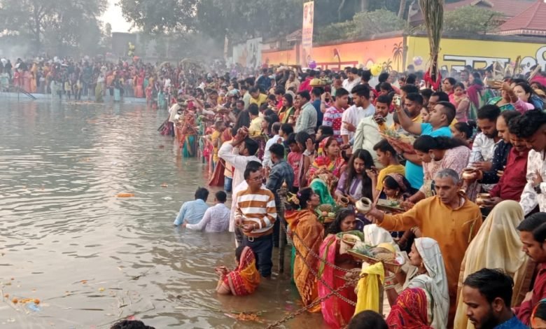 भिलाई में छठ पर्व की दिखी रौनक,महिलाओं ने उगते हुए सूर्य देव को अर्ध्य दिया