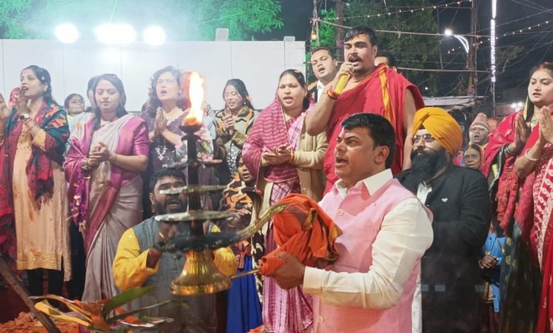 जीत की खुशी प्रभु श्रीराम की पूजा-अर्चना के साथ: खुर्सीपार में दया सिंह ने पूजा करने के बाद की जमकर आतिशबाजी, साय के CM बनने से हर्ष जीत की खुशी प्रभु श्रीराम की पूजा-अर्चना के साथ: खुर्सीपार में दया सिंह ने पूजा करने के बाद की जमकर आतिशबाजी, साय के CM बनने से हर्ष