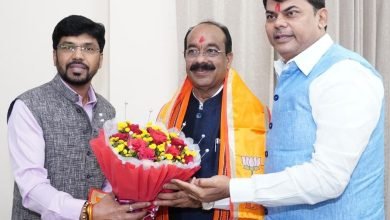 डिप्टी सीएम साव से मिले दीपक ताराचंद साहू और दया सिंह, गुलदस्ता देकर बधाई दी