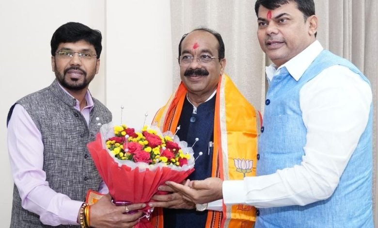 डिप्टी सीएम साव से मिले दीपक ताराचंद साहू और दया सिंह, गुलदस्ता देकर बधाई दी डिप्टी सीएम साव से मिले दीपक ताराचंद साहू और दया सिंह, गुलदस्ता देकर बधाई दी