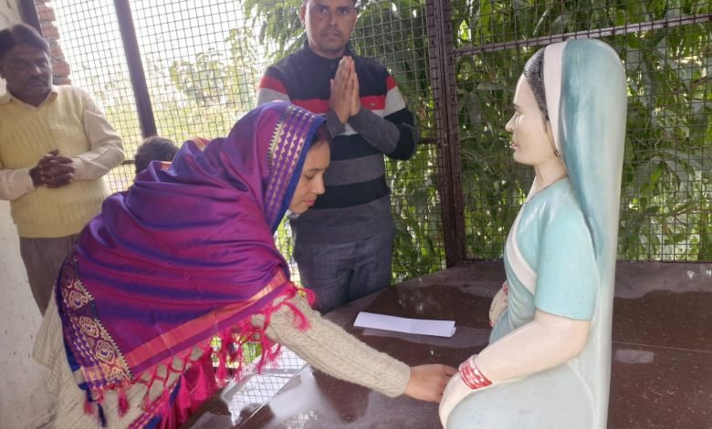 कासगंज:सेंट वी 0एन0 स्कूल में मनाई गई कमला देवी की पुण्यतिथि