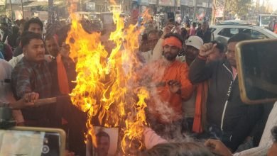 उपराष्ट्रपति की मिमिक्री के विरोध में भाजपाइयों ने फूका पुतला