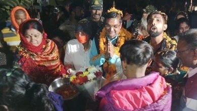 BJP की जीत पर विधायक रिकेश सेन को 80 किलों लड्डुओं से तोलकर बधाई दी