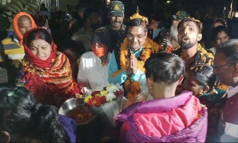 BJP की जीत पर विधायक रिकेश सेन को 80 किलों लड्डुओं से तोलकर बधाई दी