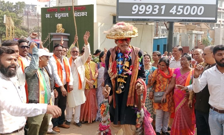 प्रदेश में बीजेपी सरकार बनने पर बीजेपी के दिग्गज नेता और कार्यकर्ताओं ने मनाया जश्न