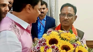 CM साय से दया की पहली मुलाकात…गुलदस्ता देकर बधाई दी, कान पर की खास बातचीत