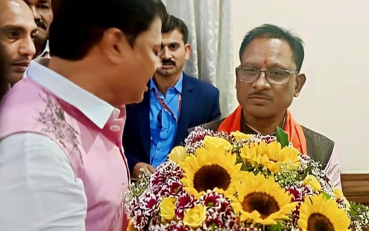 CM साय से दया की पहली मुलाकात…गुलदस्ता देकर बधाई दी, कान पर की खास बातचीत CM साय से दया की पहली मुलाकात…गुलदस्ता देकर बधाई दी, कान पर की खास बातचीत