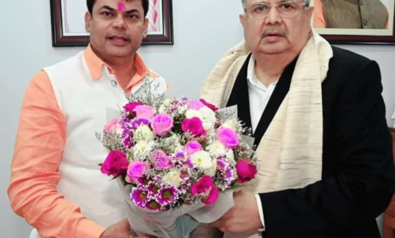 विधानसभा अध्यक्ष डॉ. रमन सिंह से उप नेता प्रतिपक्ष दया सिंह ने की मुलाकात, बधाई देते हुए दया ने लिया आशीर्वाद