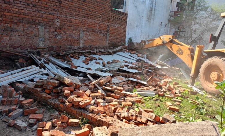 भिलाई: सरकारी योजना के आवास से लगकर किये गये अवैध कब्जे पर निगम का चला बुलडोजर भिलाई: सरकारी योजना के आवास से लगकर किये गये अवैध कब्जे पर निगम का चला बुलडोजर