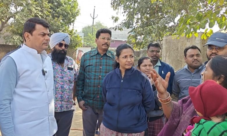 डायरिया के बाद खुर्सीपार पहुंचा निगम का अमला, उप नेता प्रतिपक्ष दया सिंह संग पूजा पिल्ले जोन कमिश्नर और निगम अधिकारियों ने किया दौरा, लोगों की सुनी समस्या डायरिया के बाद खुर्सीपार पहुंचा निगम का अमला, उप नेता प्रतिपक्ष दया सिंह संग पूजा पिल्ले जोन कमिश्नर और निगम अधिकारियों ने किया दौरा, लोगों की सुनी समस्या