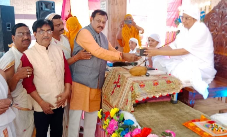 भिलाई: पवित्र आत्मा का आगमन ईश्वर के रूप में हुआ इनके चरणों में प्रणाम करता हूं-विजय वघेल भिलाई: पवित्र आत्मा का आगमन ईश्वर के रूप में हुआ इनके चरणों में प्रणाम करता हूं-विजय वघेल