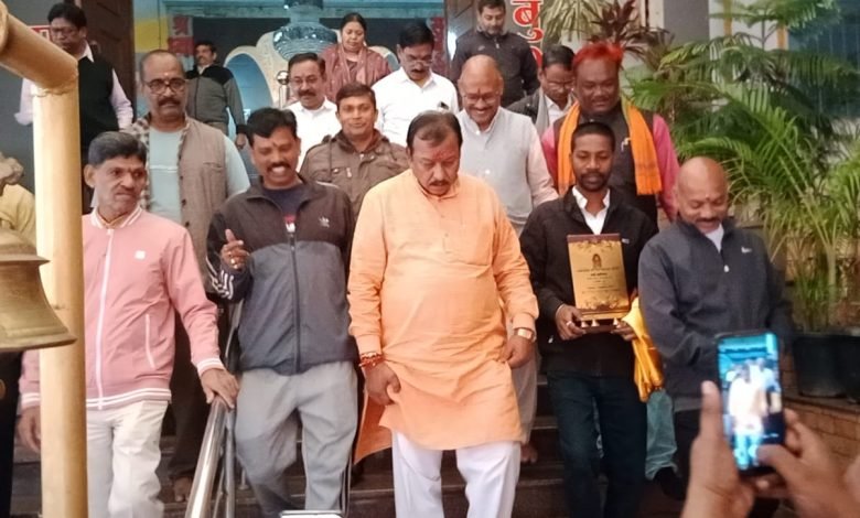 श्रीराम – जानकी मंदिर में सांसद विजय बघेल ने सफाई कर दिया सदेश