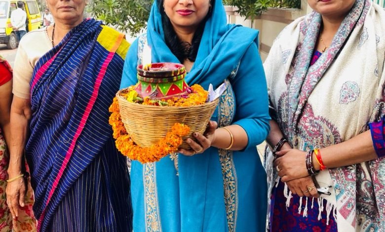 विधायक देवेंद्र की मां एवम परिवार ने किया अखंड ज्योति का दर्शन विधायक देवेंद्र की मां एवम परिवार ने किया अखंड ज्योति का दर्शन