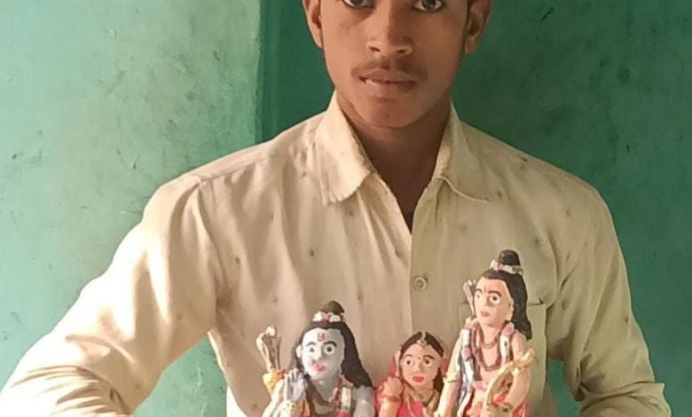कासगंज: छात्र ने मिट्टी से बनाई रामदरबार की मूर्ति