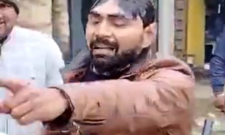 कासगंज: युवक ने पुलिस के सामने डीजल छिड़क कर आत्मदाह करने का प्रयास किया कासगंज: युवक ने पुलिस के सामने डीजल छिड़क कर आत्मदाह करने का प्रयास किया