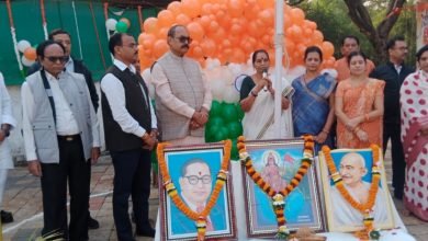 सांसद की धर्मपत्नी ने सांसद कार्यालय पर फहराया ध्वज