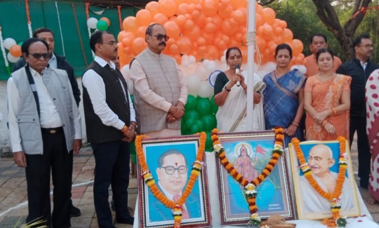 सांसद की धर्मपत्नी ने सांसद कार्यालय पर फहराया ध्वज सांसद की धर्मपत्नी ने सांसद कार्यालय पर फहराया ध्वज