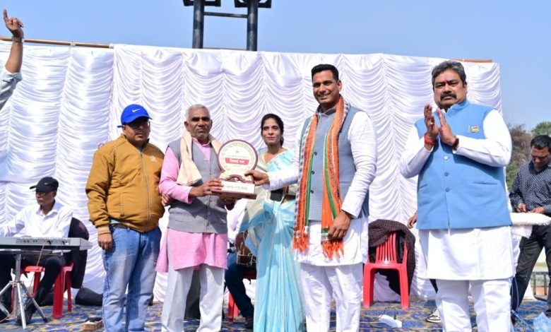 नगर पालिका निगम भिलाई द्वारा पर्यावरण मित्र बालूराम वर्मा का सम्मान