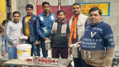 सर्दी से बचाव को अमांपुर में चाय का वितरण किया