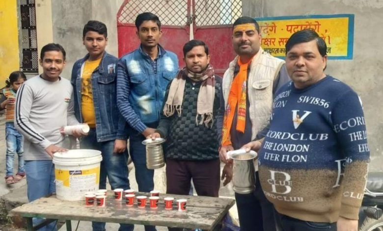 सर्दी से बचाव को अमांपुर में चाय का वितरण किया सर्दी से बचाव को अमांपुर में चाय का वितरण किया