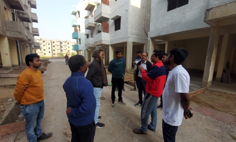 भवनो का निर्माण गुणवत्तापूर्ण व समय सीमा में हो – आयुक्त
