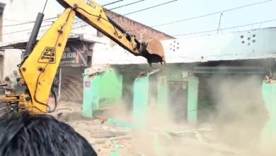 शिवम हत्या के आरोपियों के अवैध निर्माण पर चला बुलडोजर, विधायक रिकेश सेन की अपराधियों को खुली चुनौती