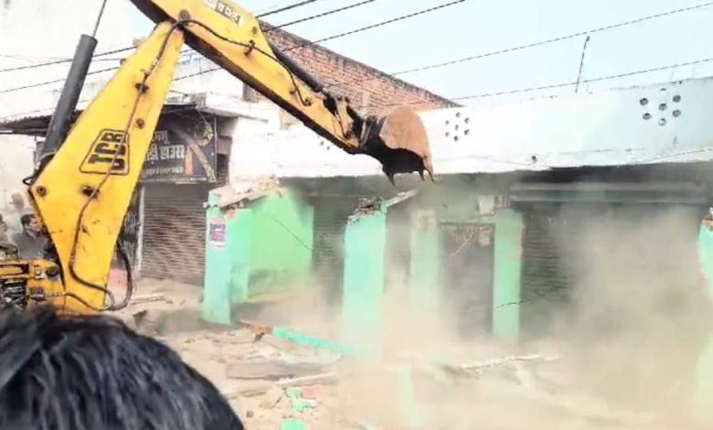 शिवम हत्या के आरोपियों के अवैध निर्माण पर चला बुलडोजर, विधायक रिकेश सेन की अपराधियों को खुली चुनौती शिवम हत्या के आरोपियों के अवैध निर्माण पर चला बुलडोजर, विधायक रिकेश सेन की अपराधियों को खुली चुनौती