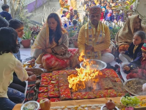 कासगंज: सेंट वी0 एन0 पब्लिक स्कूल में बसंत पंचमी पर हुआ हवन यज्ञ