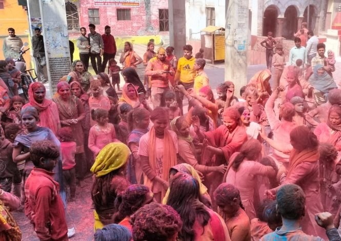 कासगंज: बसंत पंचमी महोत्सव पर तीर्थ नगरी में वराह मंदिर में उड़ा अबीर रंग गुलाल