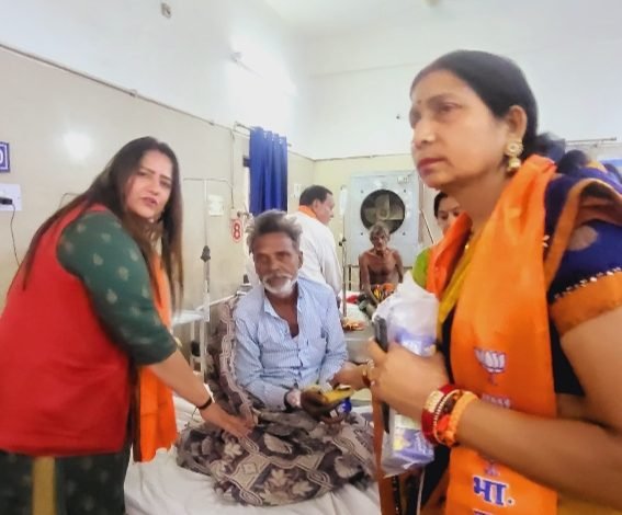 छत्तीसगढ़ के मुख्यमंत्री विष्णु देव साय के जन्मदिवस पर लाल बहादुर शास्त्री अस्पताल में फल वितरण