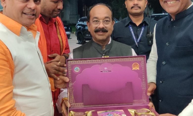 बाबा की बारात में आएंगे डिप्टी सीएम साव और मंत्री ओपी चौधरी दया सिंह के आमंत्रण को स्वीकारा, बाबा की बारात में आने का दिया आश्वासन बाबा की बारात में आएंगे डिप्टी सीएम साव और मंत्री ओपी चौधरी दया सिंह के आमंत्रण को स्वीकारा, बाबा की बारात में आने का दिया आश्वासन