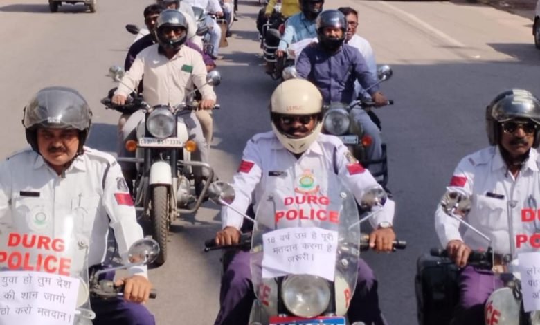 जिला शिक्षा अधिकारी कार्यालय दुर्ग से फिर हेलमेट एवं मतदाता जन जागरूकता पुरुष हेलमेट रैली निकाली…दिलाई शपथ